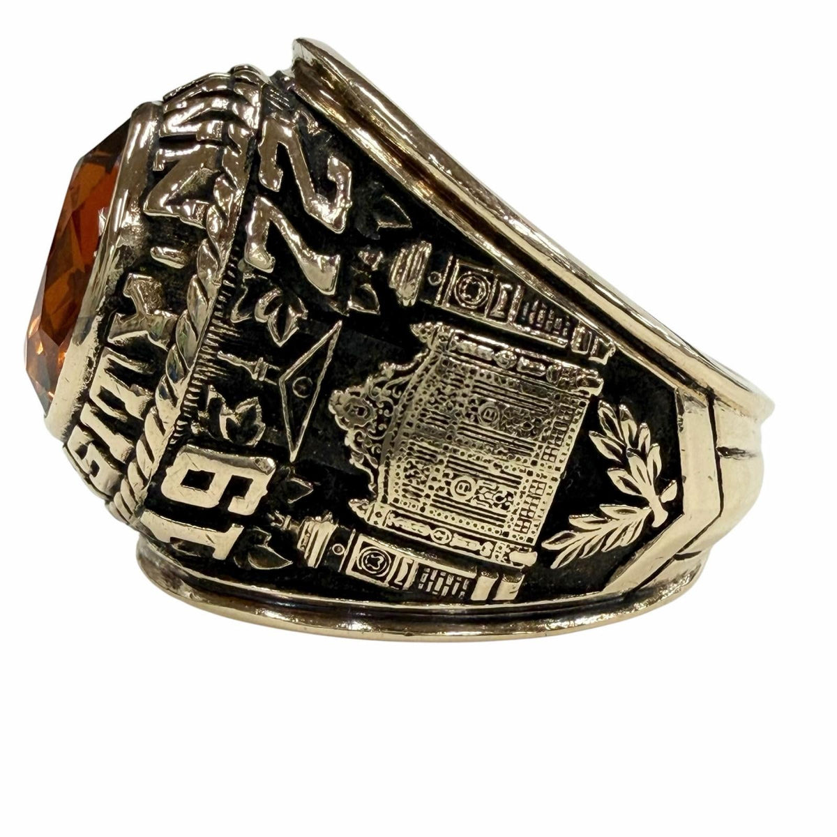 10K Yellow Gold Balfour Signet Ring 24.51g – top view