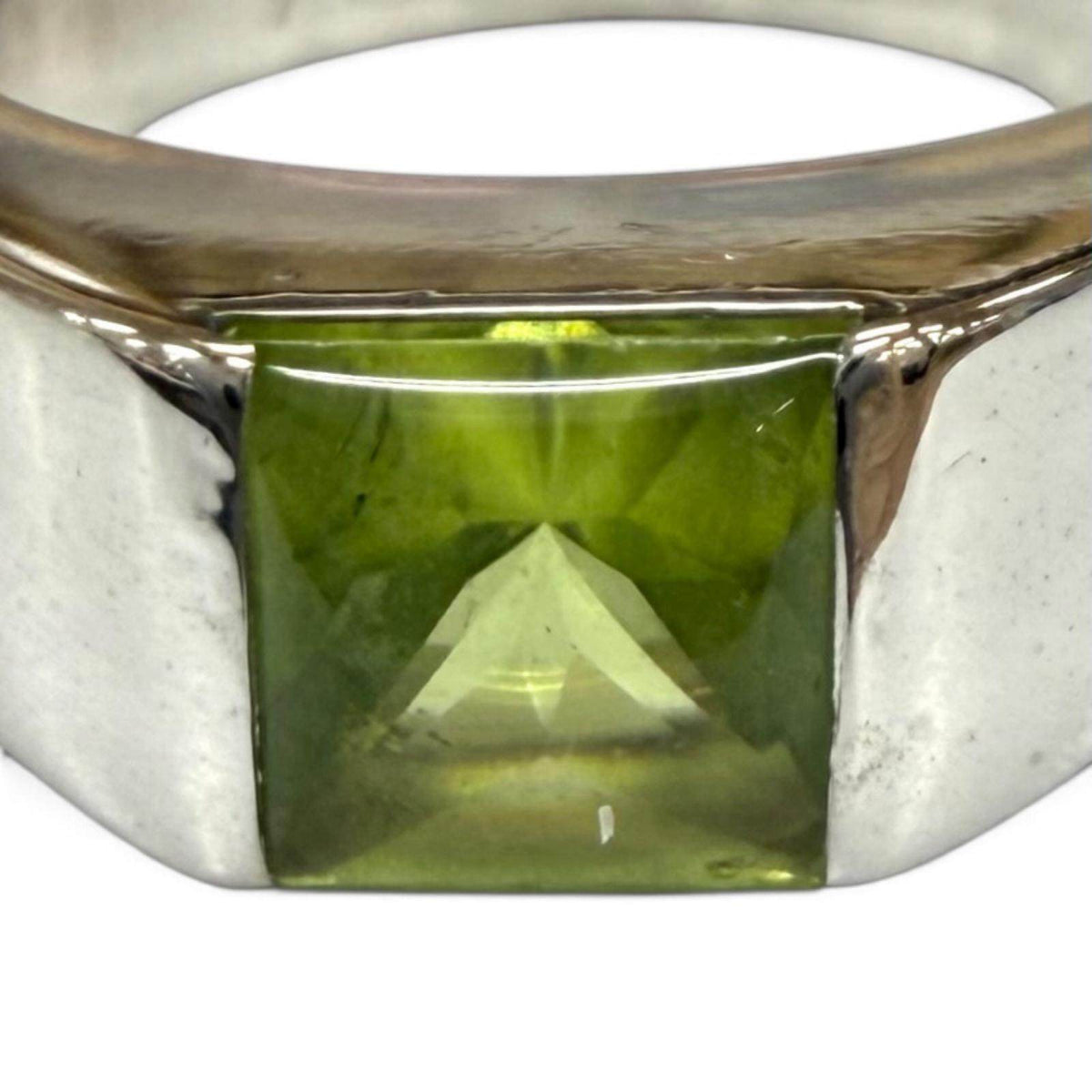 Cartier Tank 18K White Gold Peridot Ring – packaging
