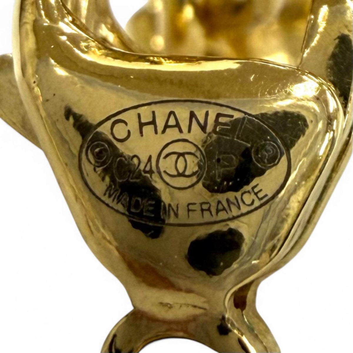 Chanel Coco Mark Quilted Gold-Plated Rhinestone Necklace – close-up
