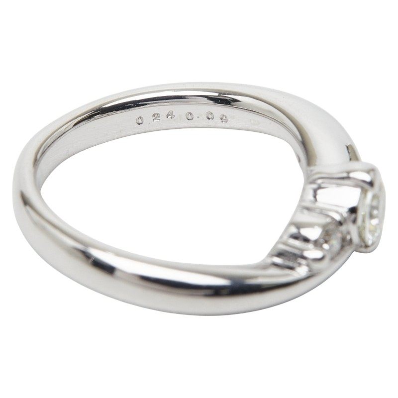 18K White Gold Diamond Ring – close-up