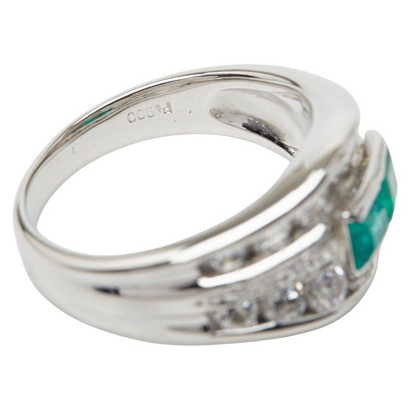 Platinum Diamond Emerald Ring – close-up