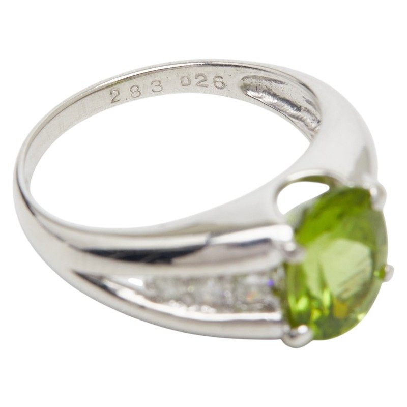 Platinum Diamond Peridot Ring – close-up