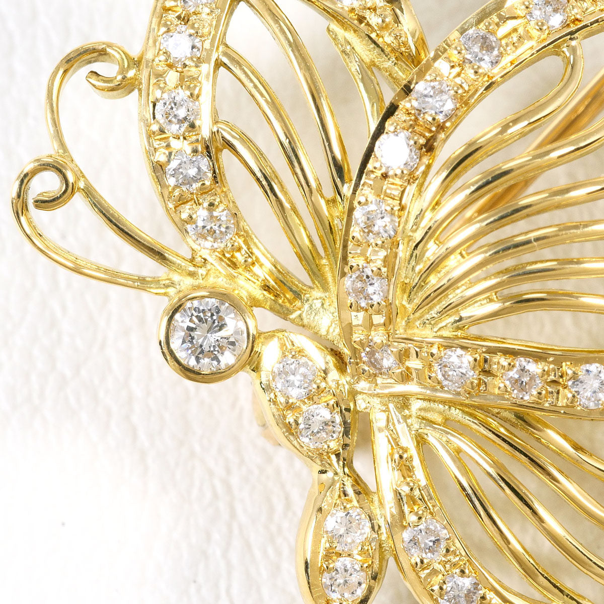 18K Yellow Gold Butterfly Diamond Brooch – detail view