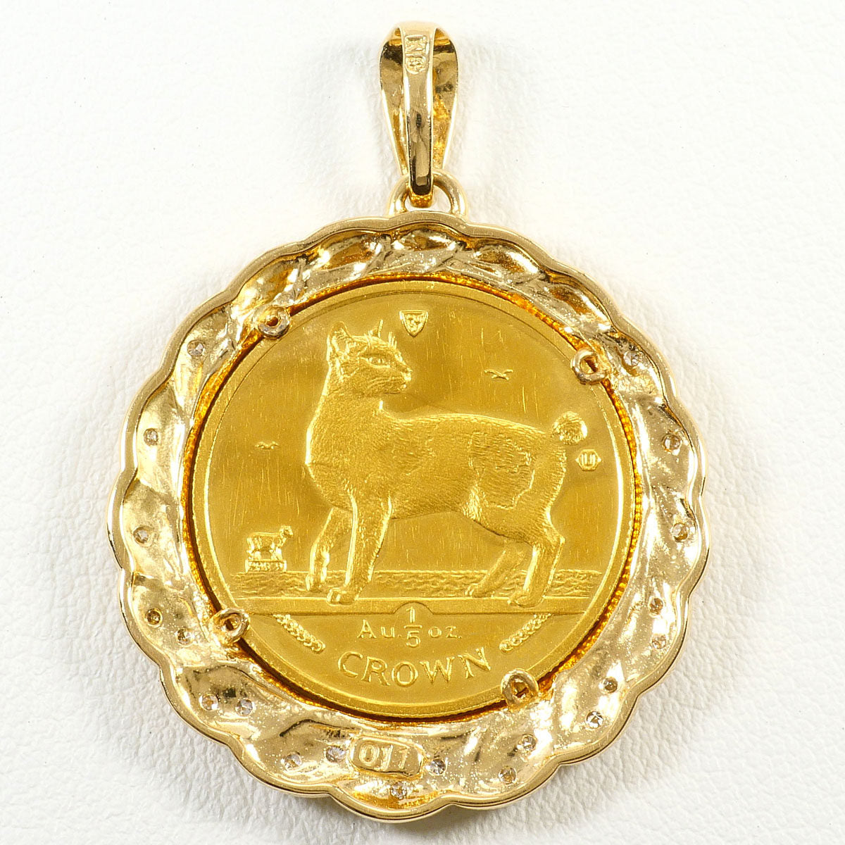 24K Yellow Gold Cat Coin Pendant – clasp detail