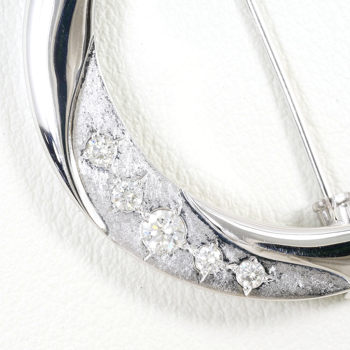 Platinum Diamond Brooch – detail view