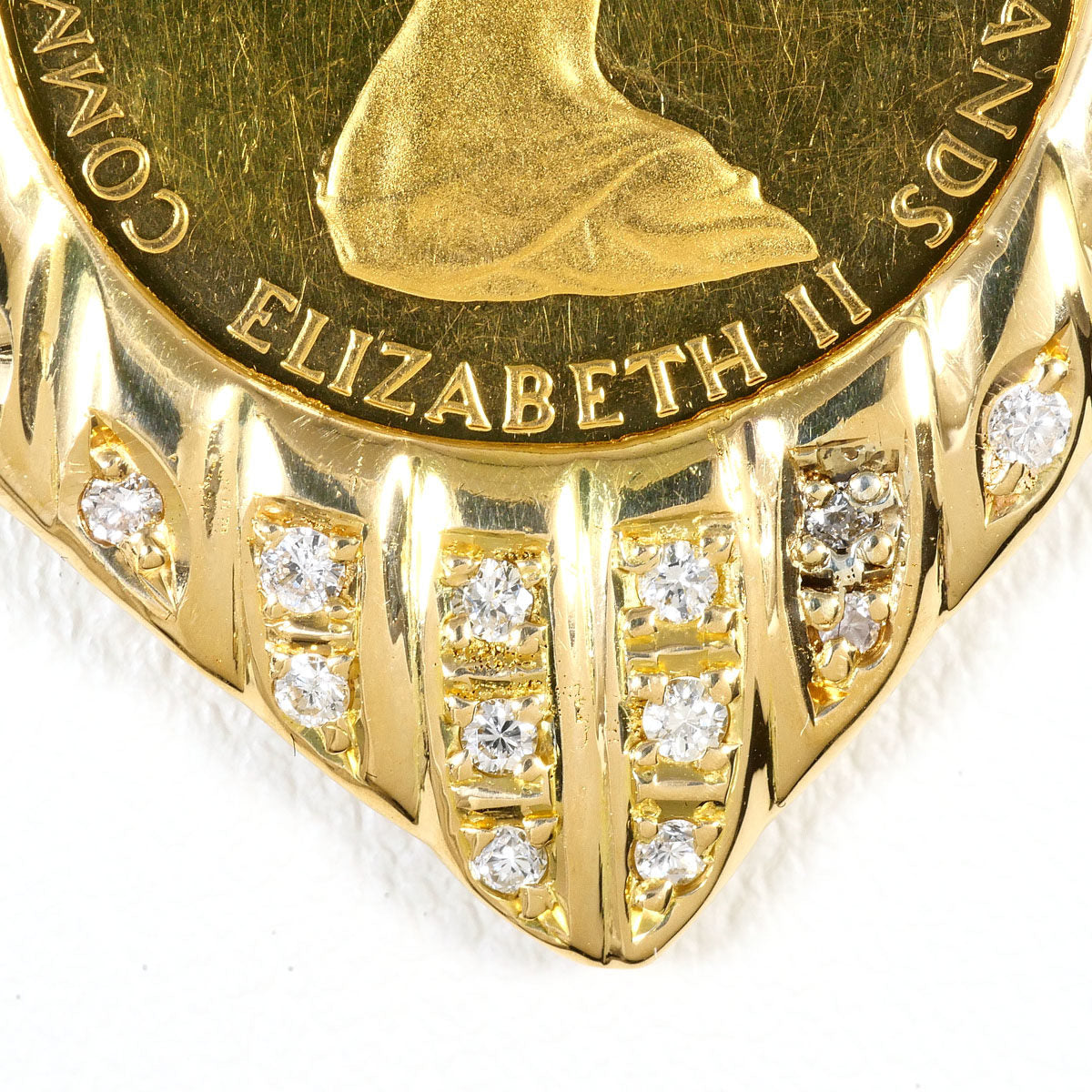 22K Yellow Gold Diamond Pendant – pendant detail