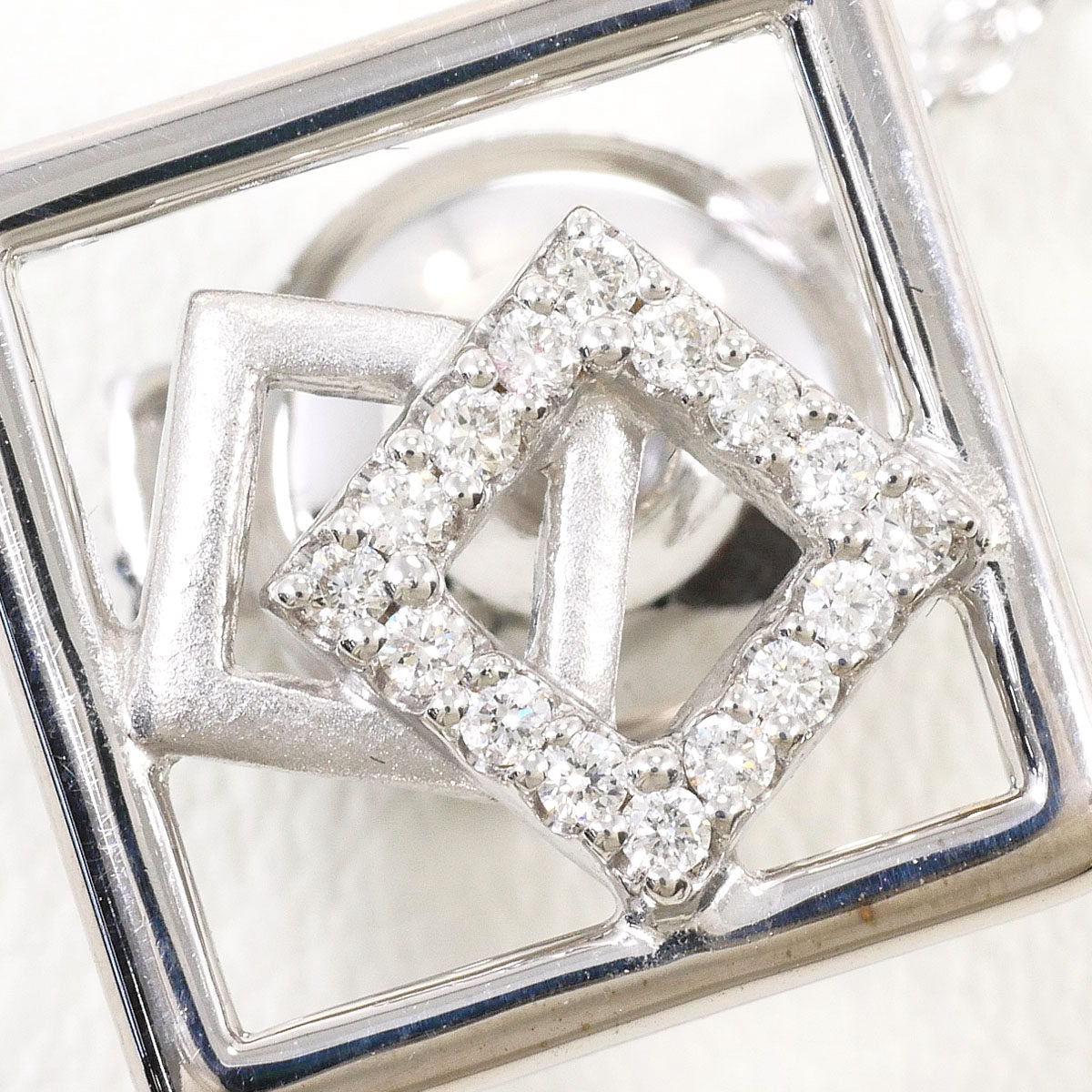 18K White Gold Diamond Brooch – detail view