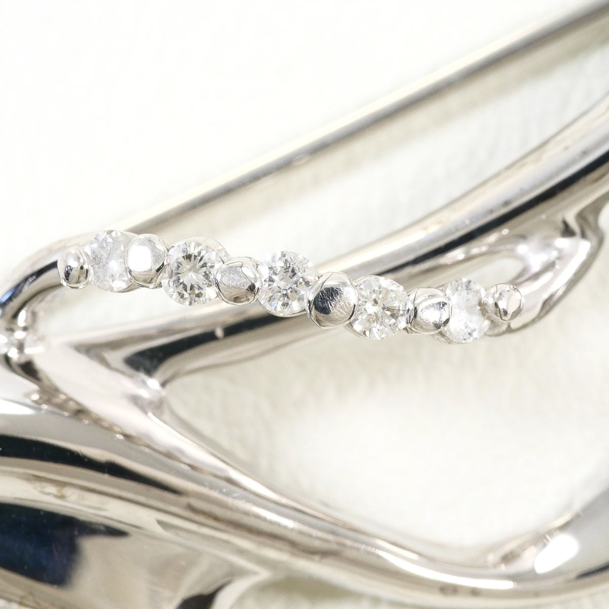 14K White Gold Diamond Brooch – detail view