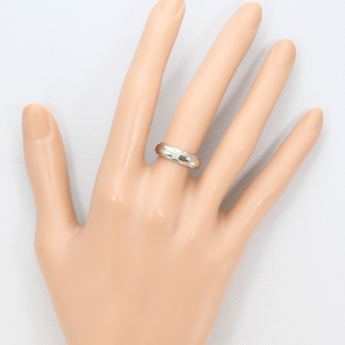 10K White Gold K9 Diamond Ring – close-up