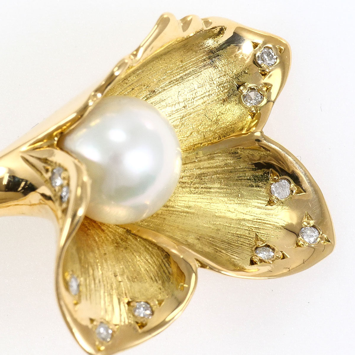 18K Yellow Gold Diamond Pearl Brooch – detail view