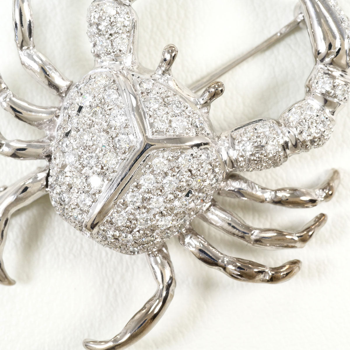 18K White Gold Diamond Brooch – detail view
