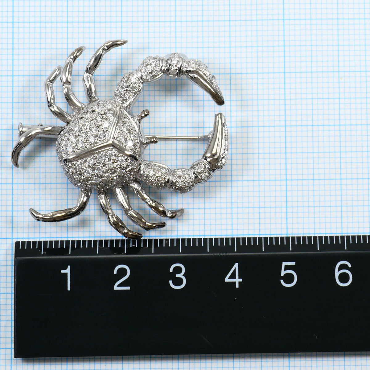 18K White Gold Diamond Brooch – packaging