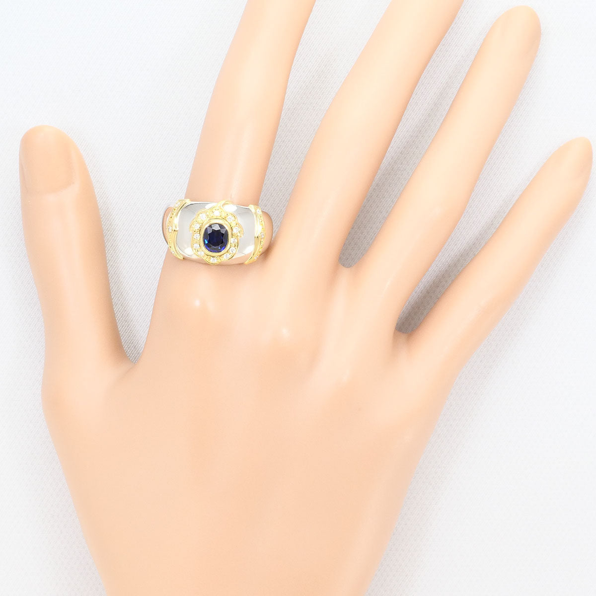 Platinum Diamond Sapphire Ring – close-up