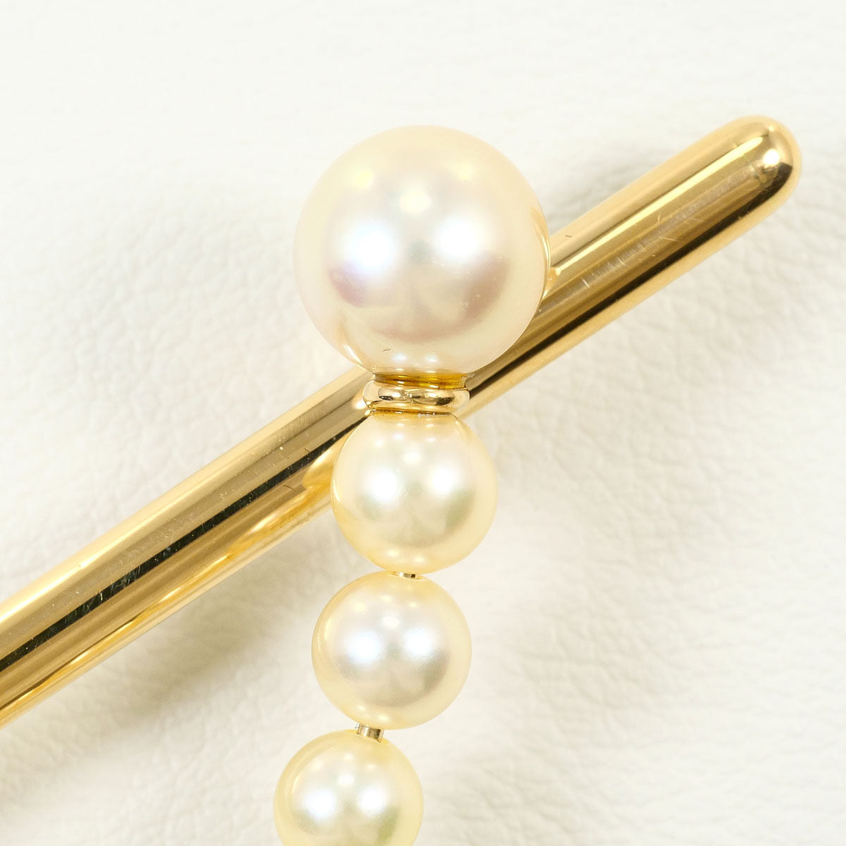 18K Yellow Gold Akoya Pearl Brooch – detail view