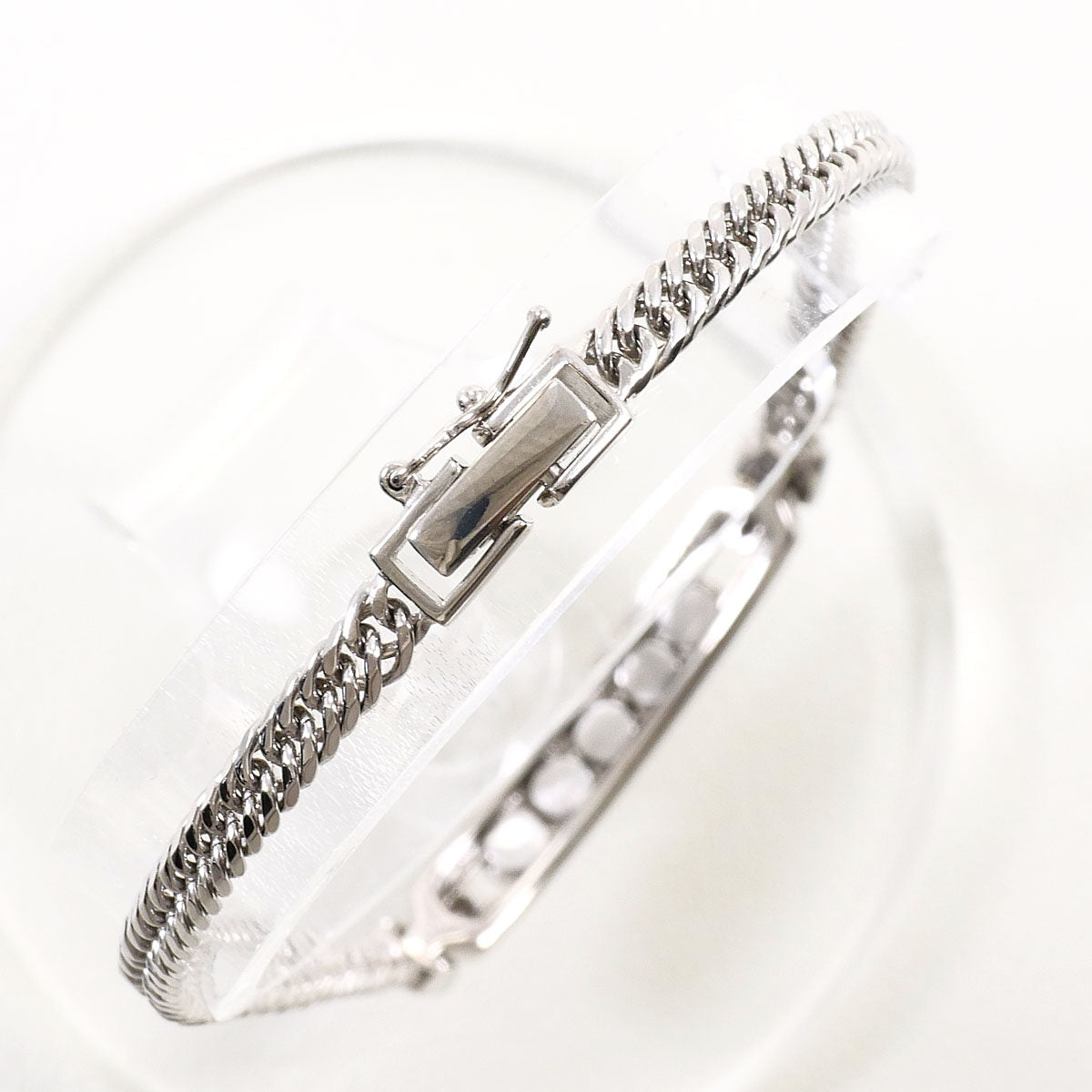 14K White Gold Diamond Bracelet – clasp detail