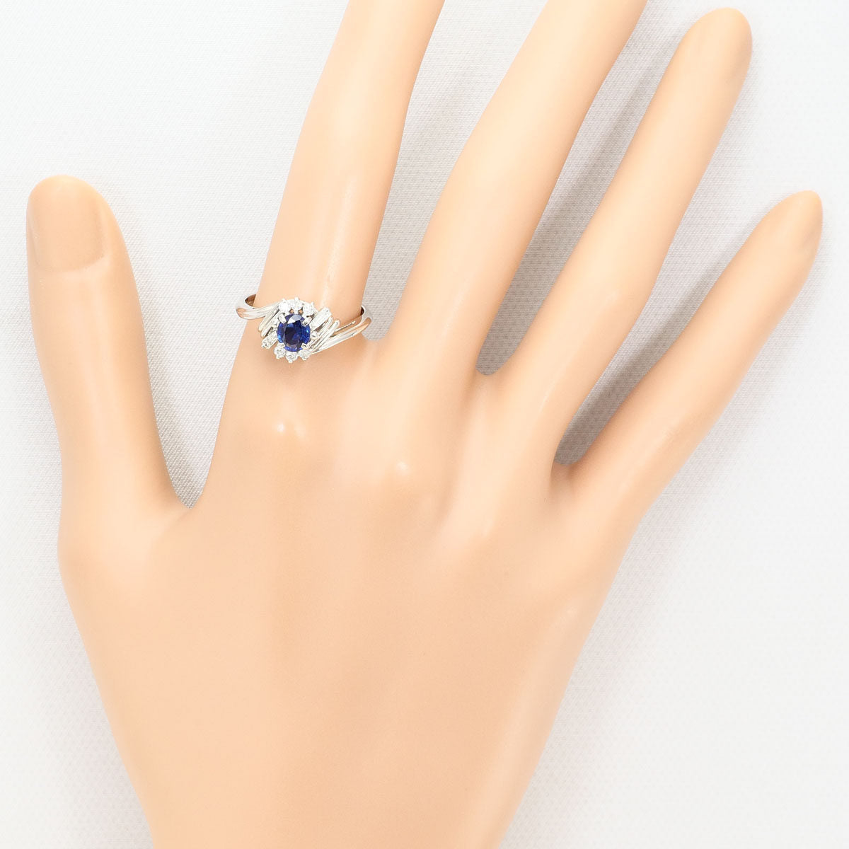 Platinum Diamond Sapphire Ring – close-up