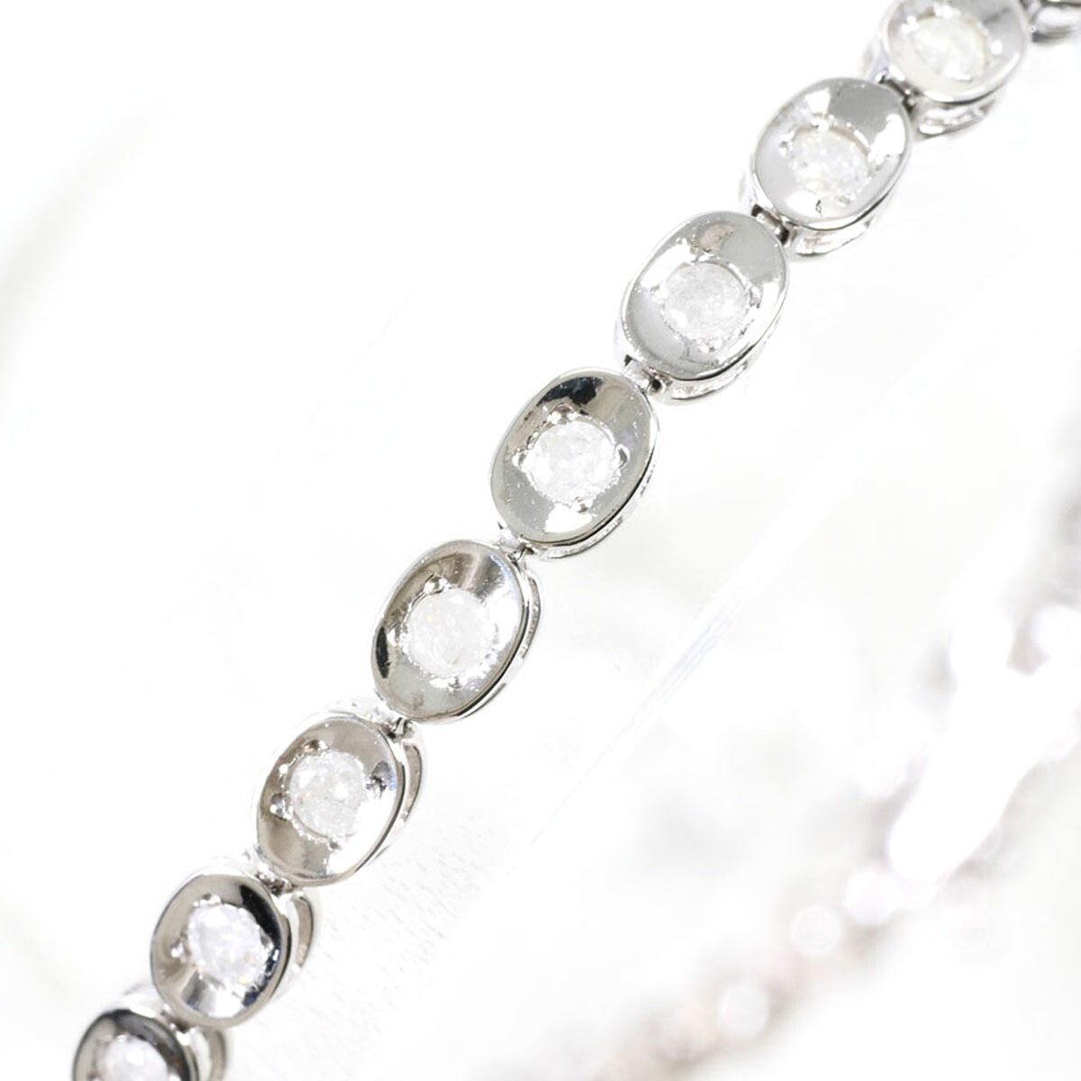 10K White Gold Diamond Bracelet – detail view