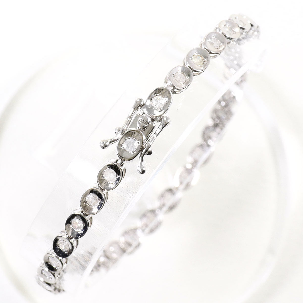10K White Gold Diamond Bracelet – clasp detail
