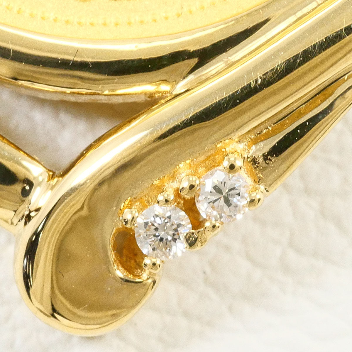 24K Yellow Gold Coin Diamond Pendant – pendant detail