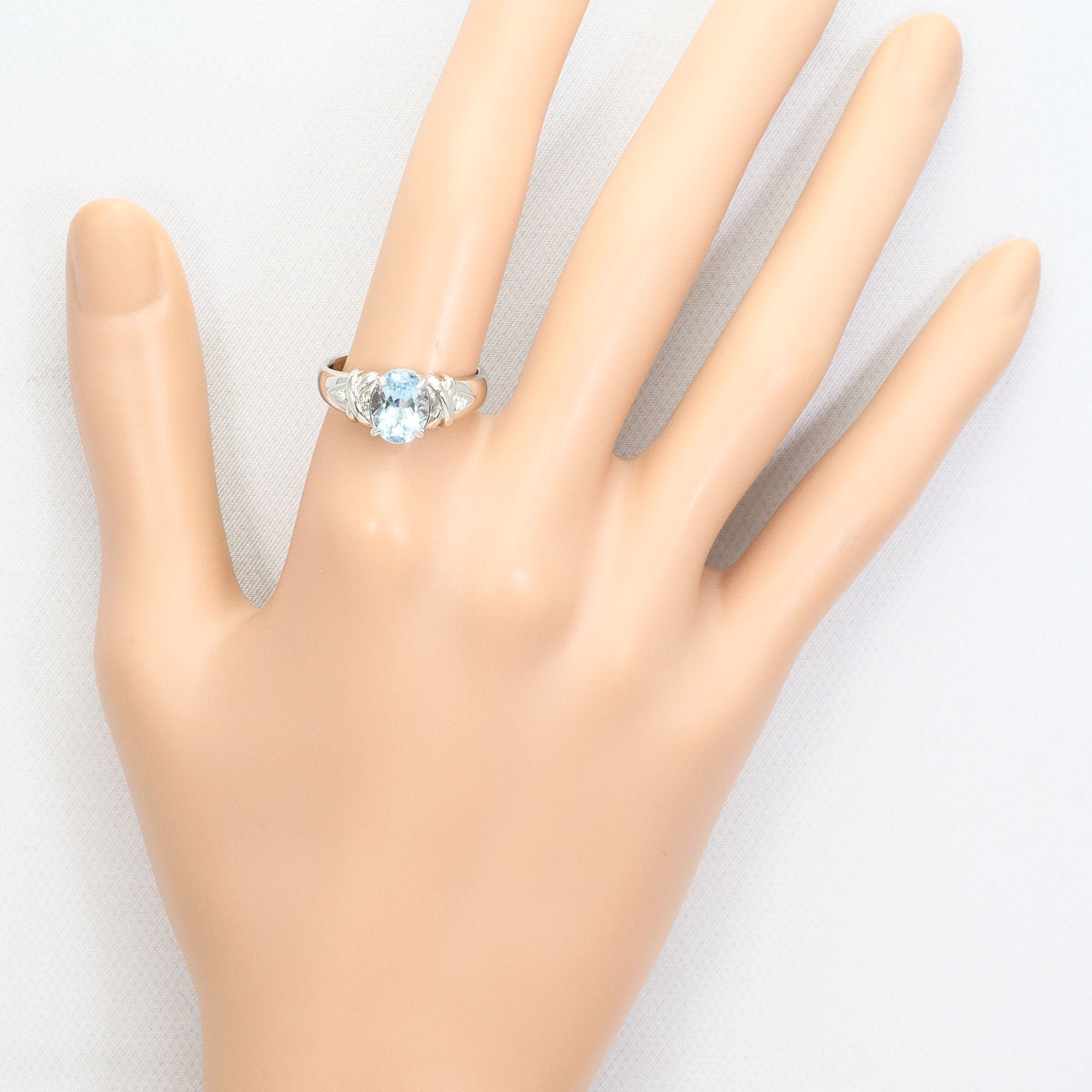 Platinum Diamond Aquamarine Ring – close-up