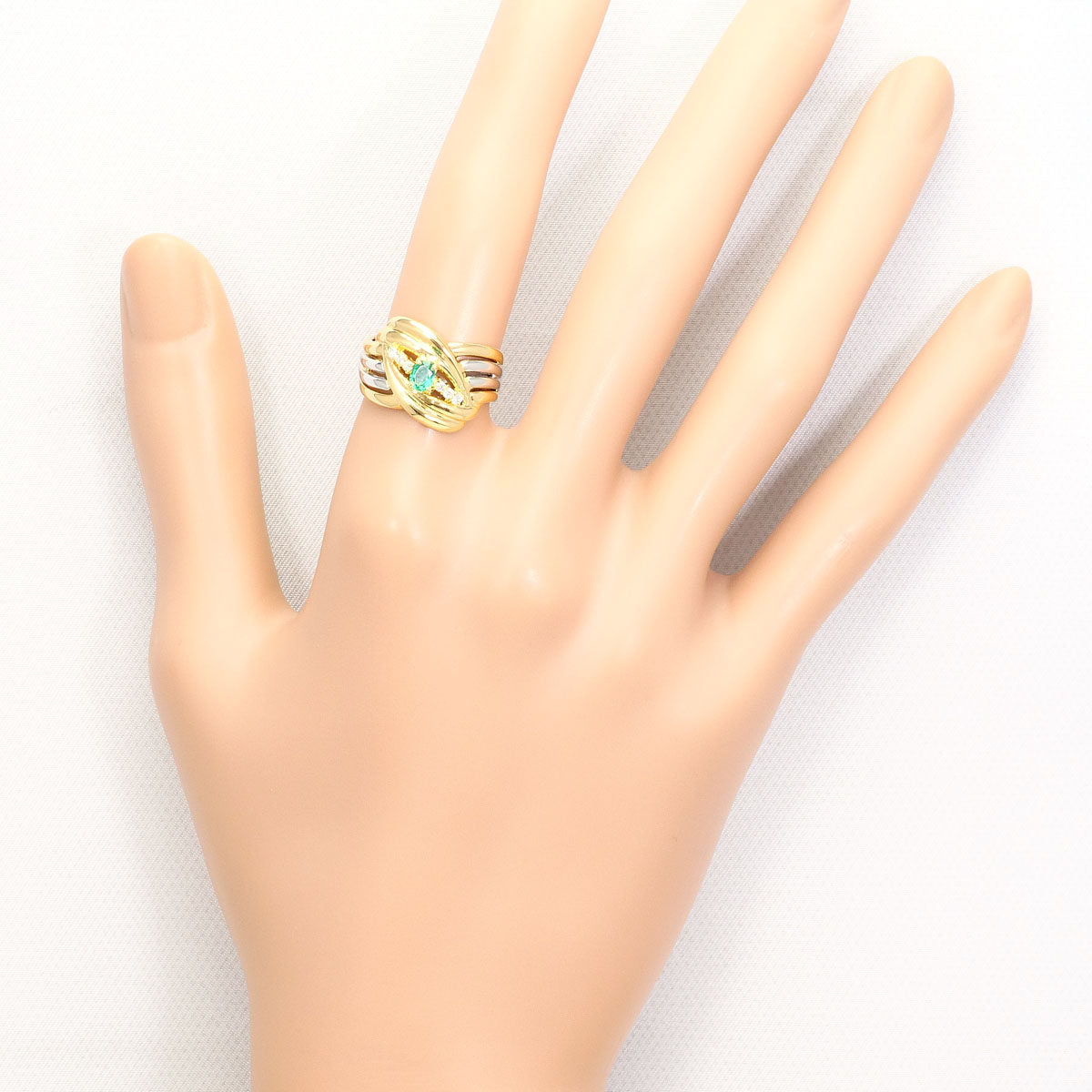 Platinum Diamond Emerald Ring – close-up