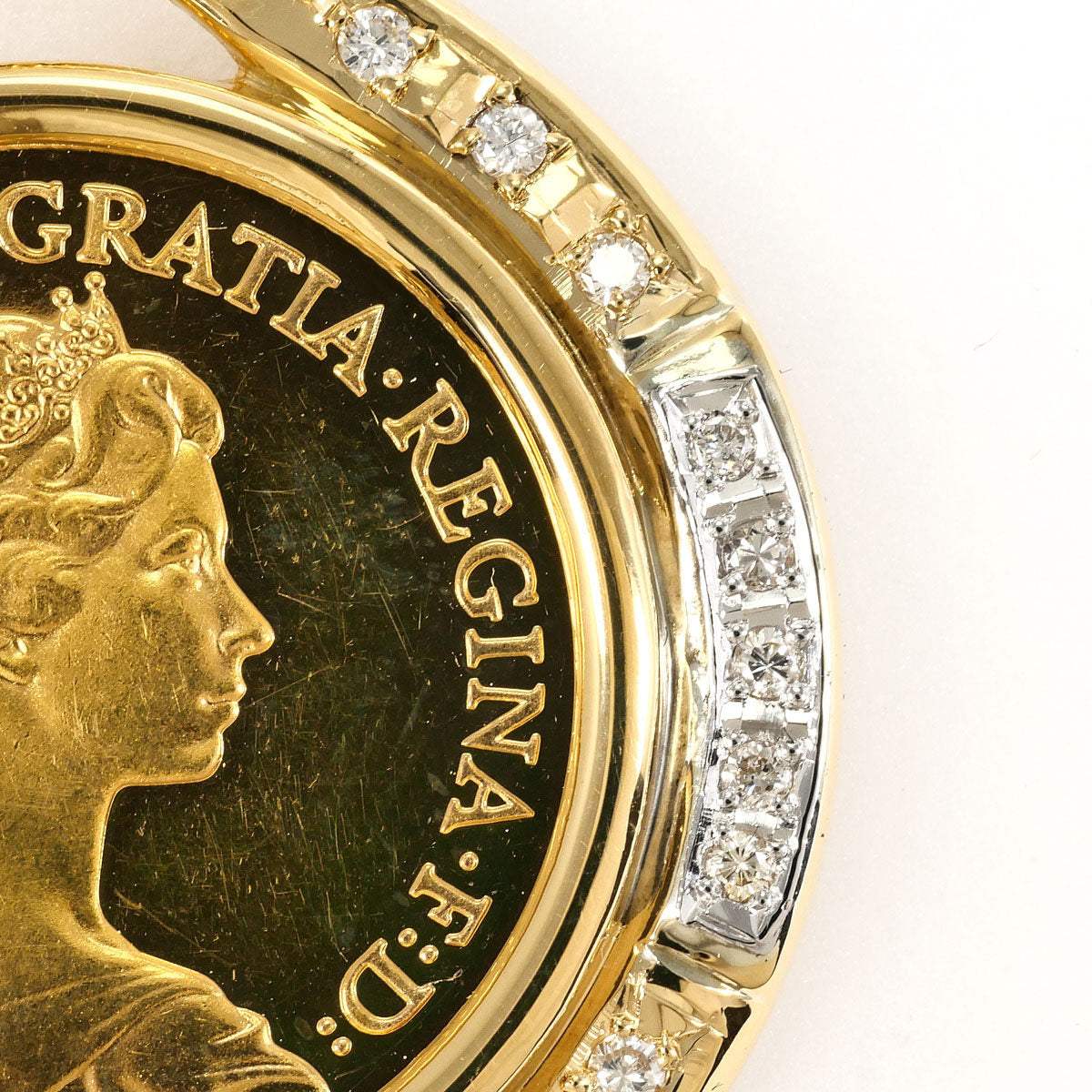 22K Yellow Gold Diamond Pendant – pendant detail