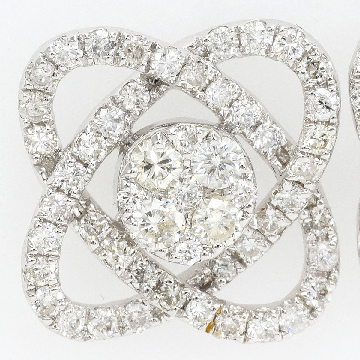18K White Gold Diamond Earrings – detail view
