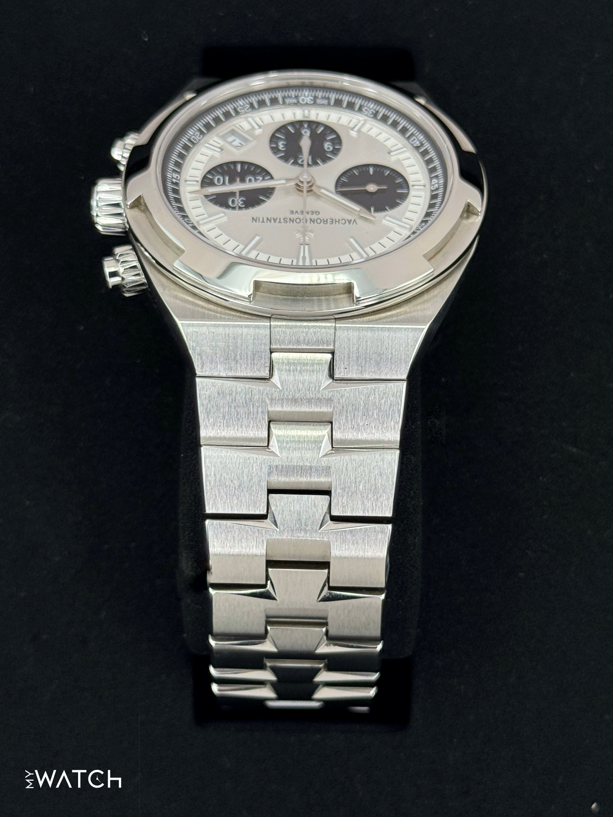 Vacheron Constantin Overseas 42.5mm 5500V Stainless Steel Panda Dial – bracelet and clasp