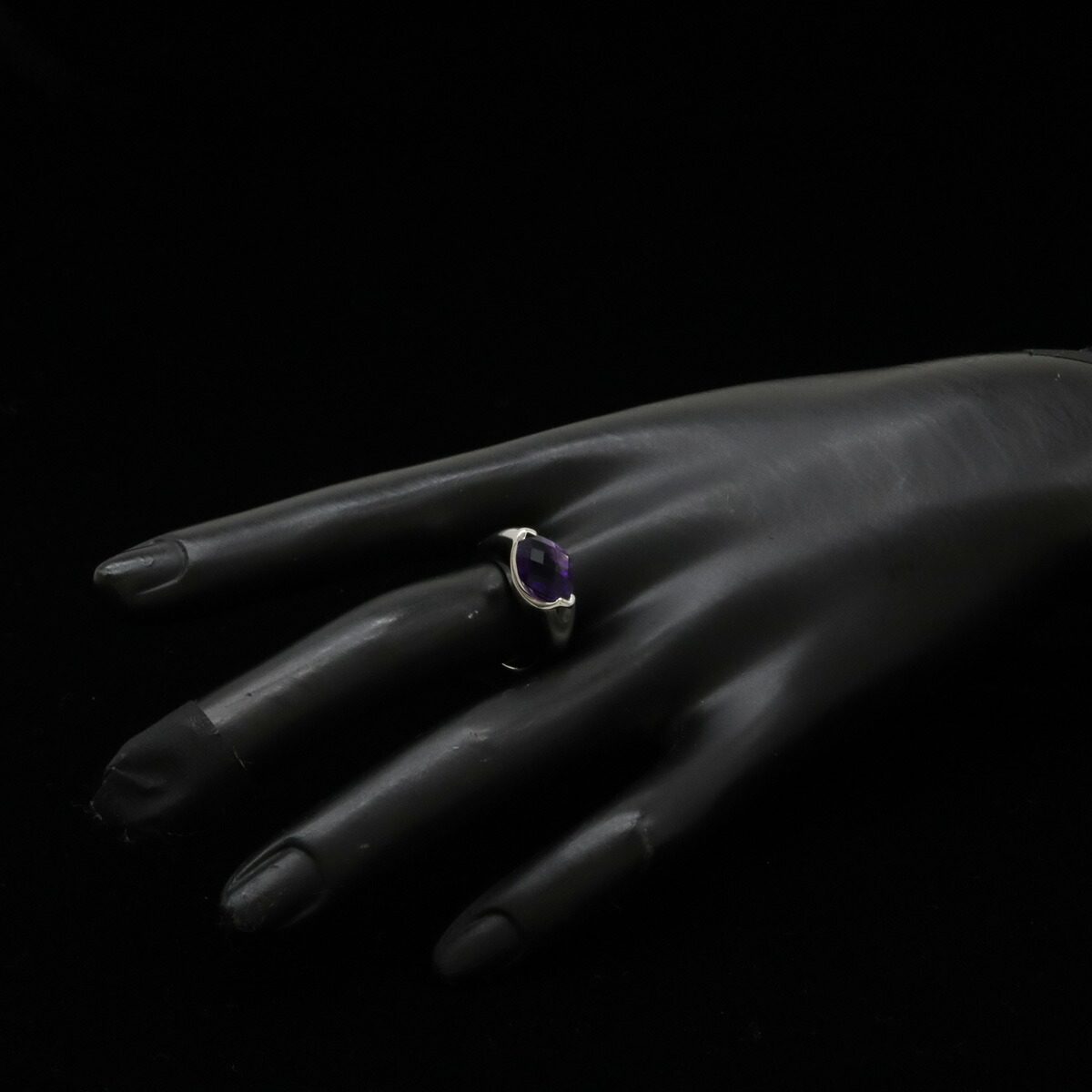 Tasaki 18K White Gold Amethyst Ring – close-up