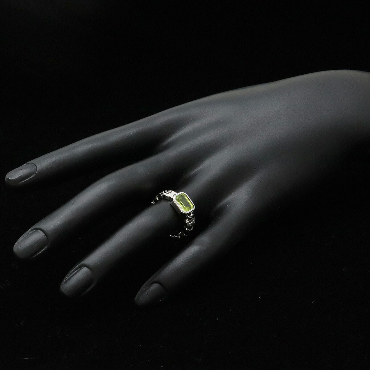 Chanel 18K White Gold Peridot Ring – close-up