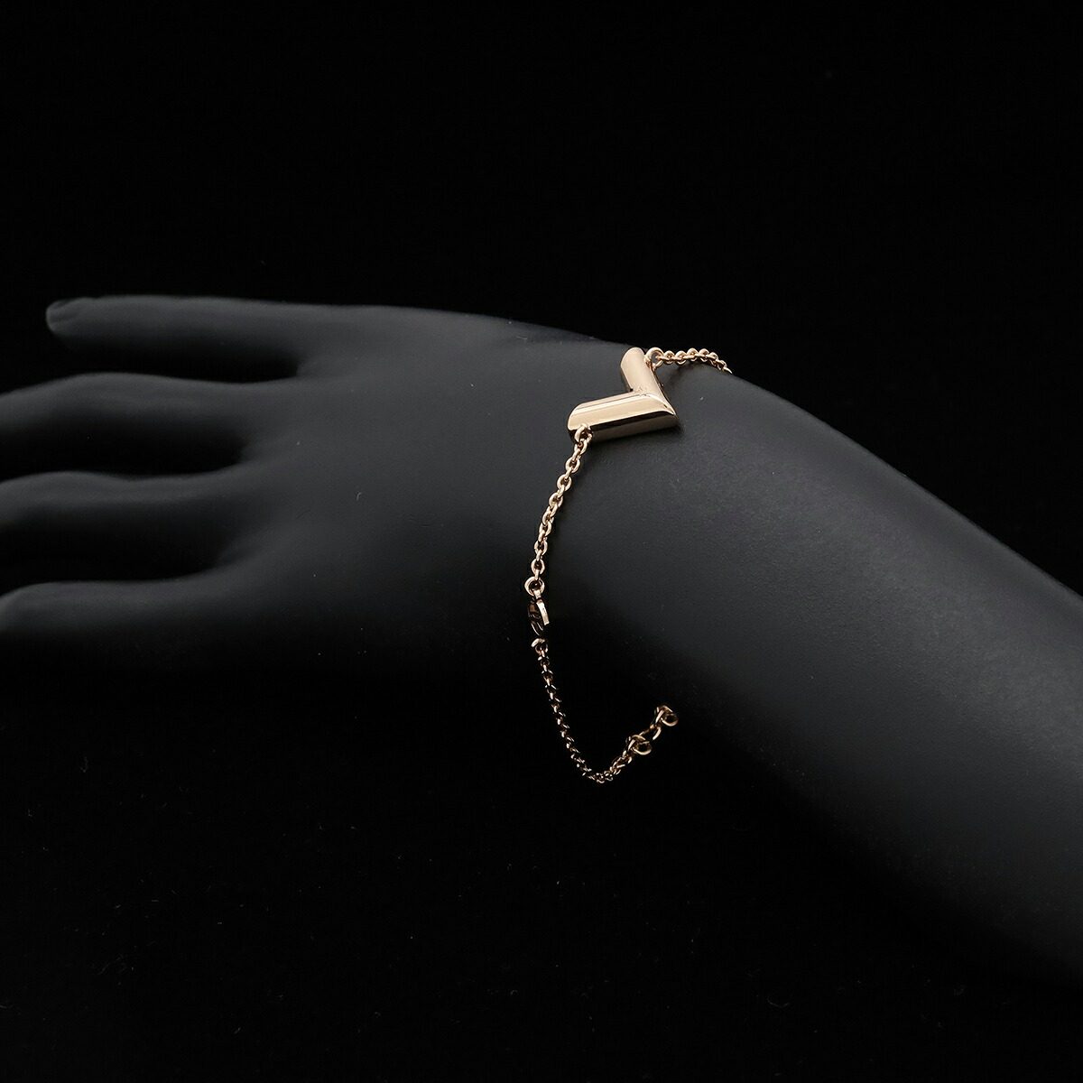 Louis Vuitton Essential V LV Circle 18K Rose Gold Bracelet – on the wrist