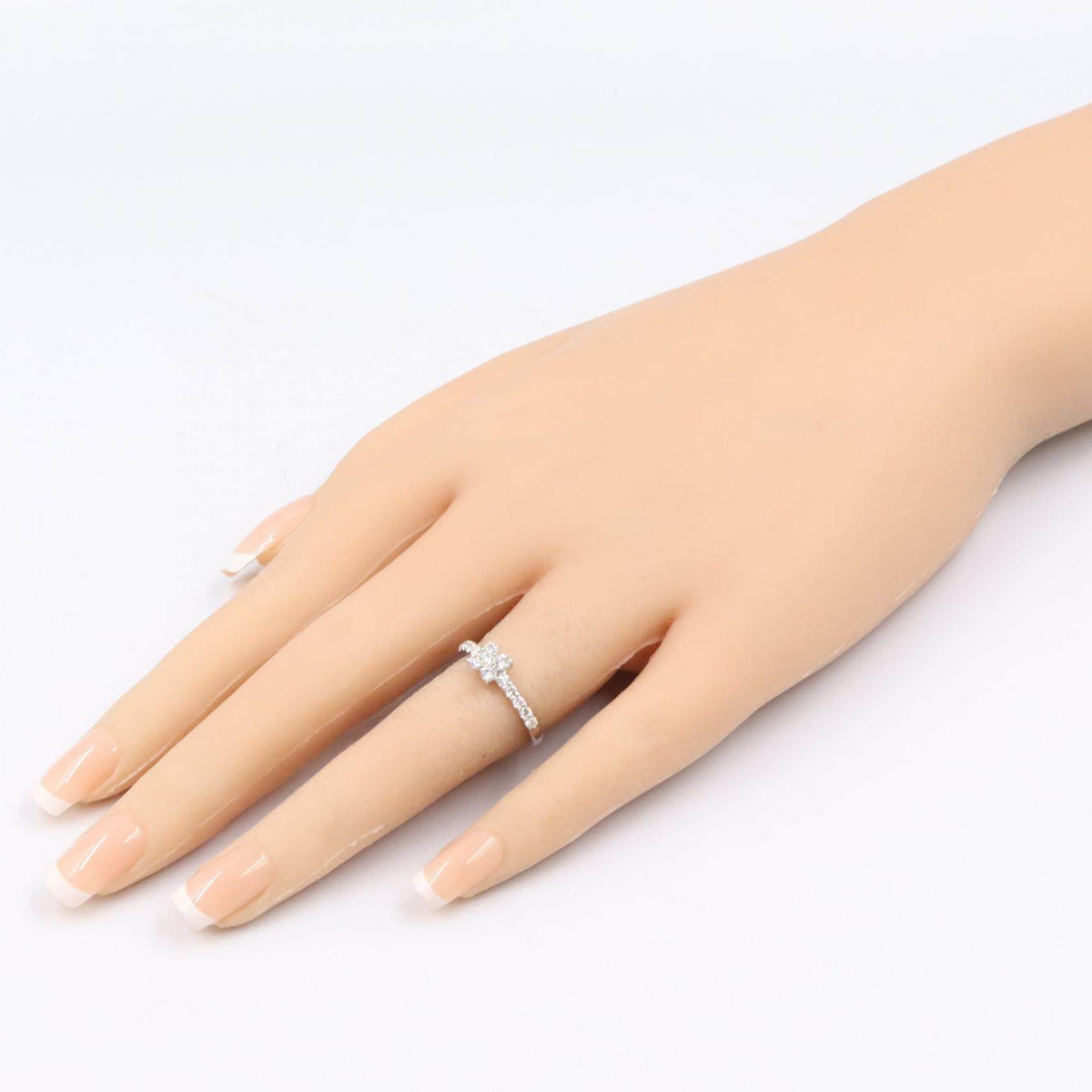 18K White Gold Diamond Ring – close-up