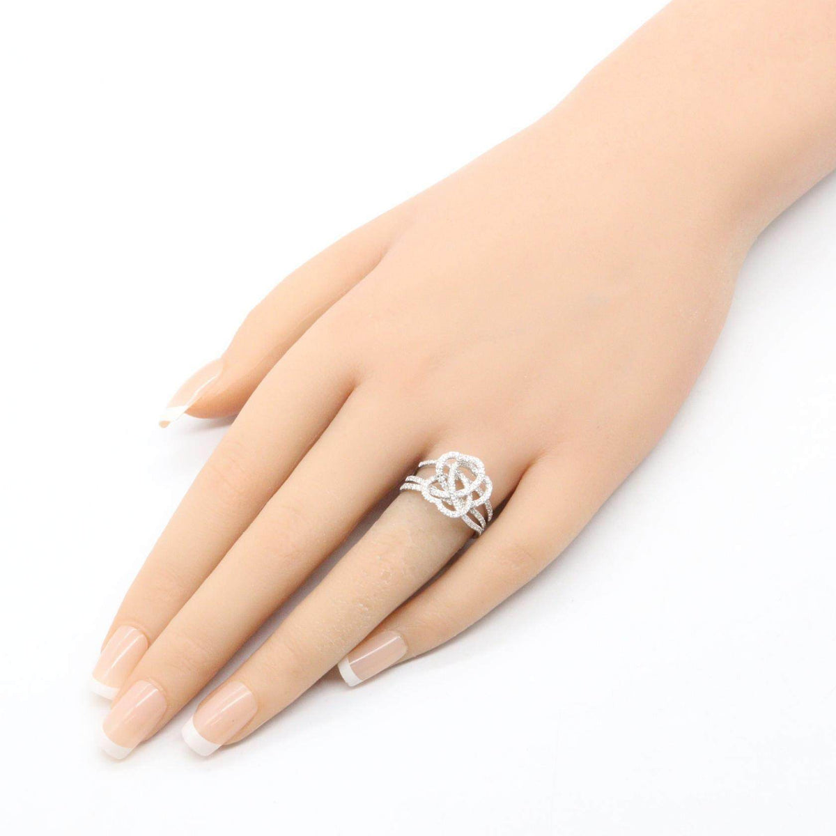 18K White Gold Diamond Ring – close-up
