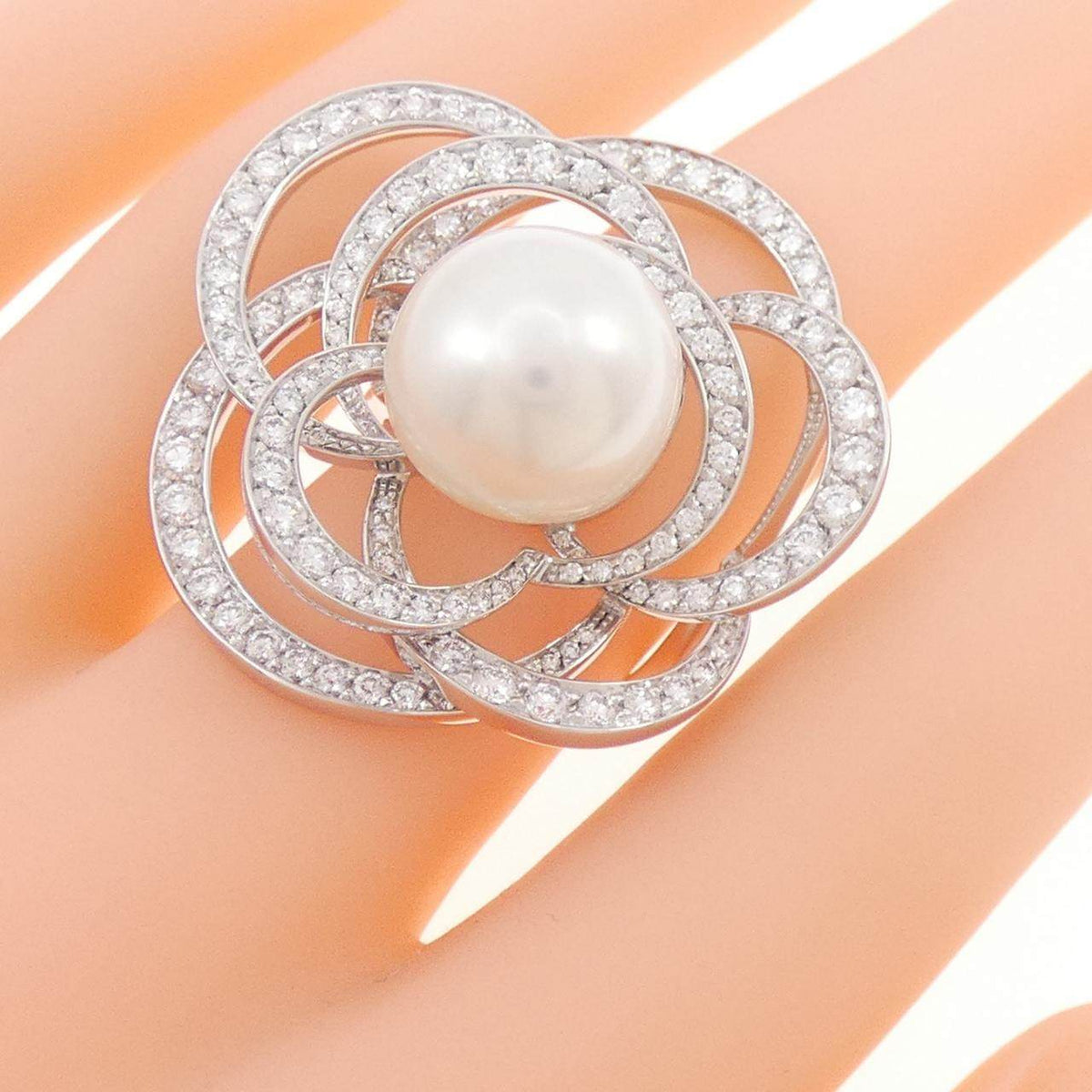 Chanel Camelia 18K White Gold Diamond Pearl Ring – packaging