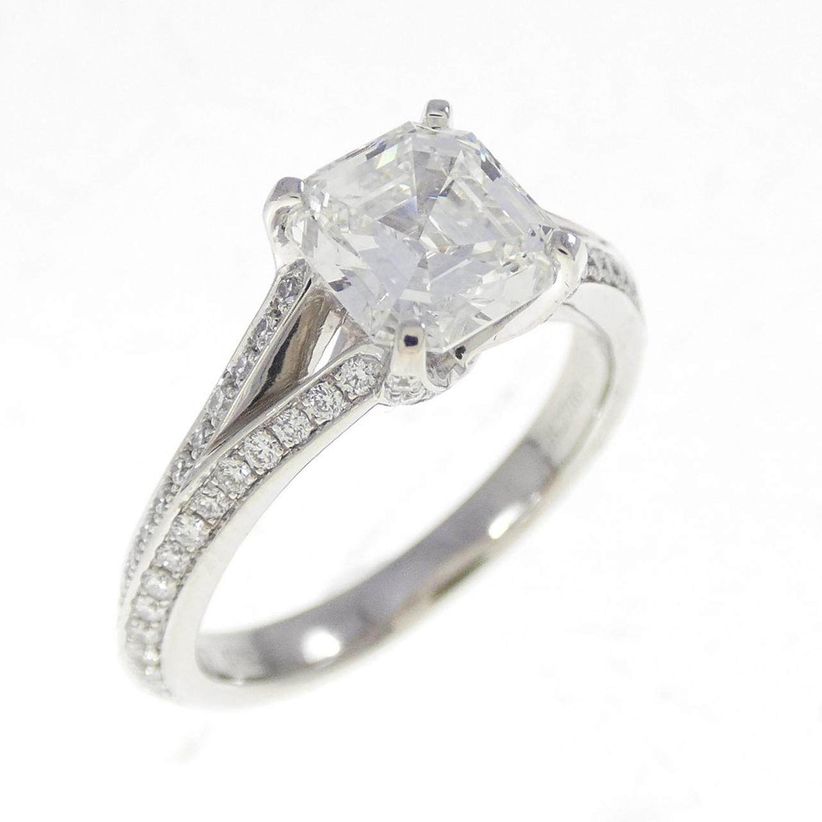 Graff Legacy Platinum Diamond Ring – front view