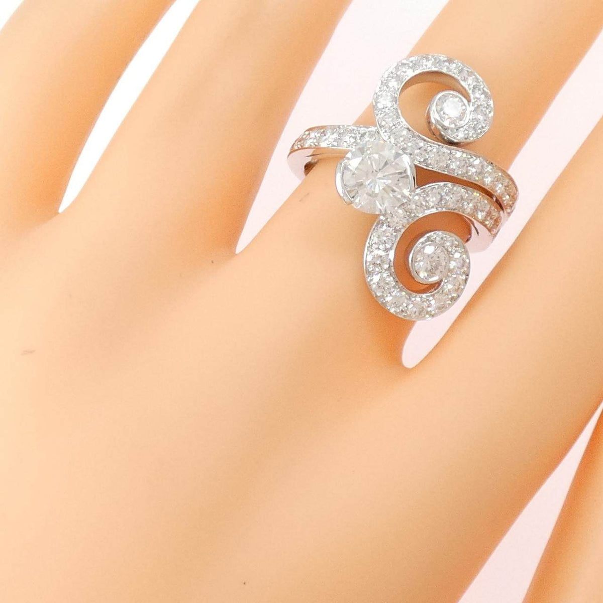 Cartier Apsara 18K White Gold Diamond Ring – packaging