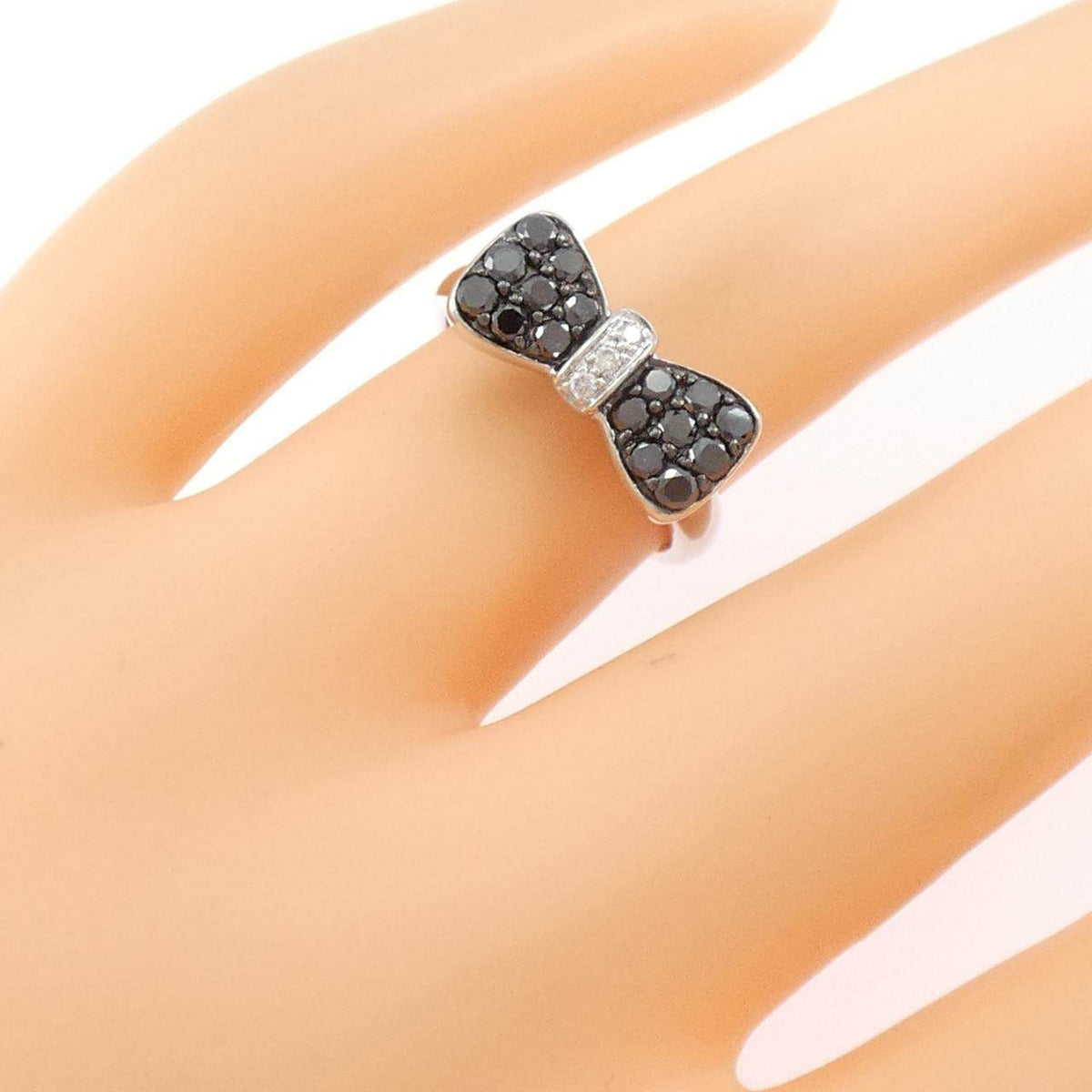 Ponte Vecchio Ribbon Black 18K White Gold Diamond Ring – packaging