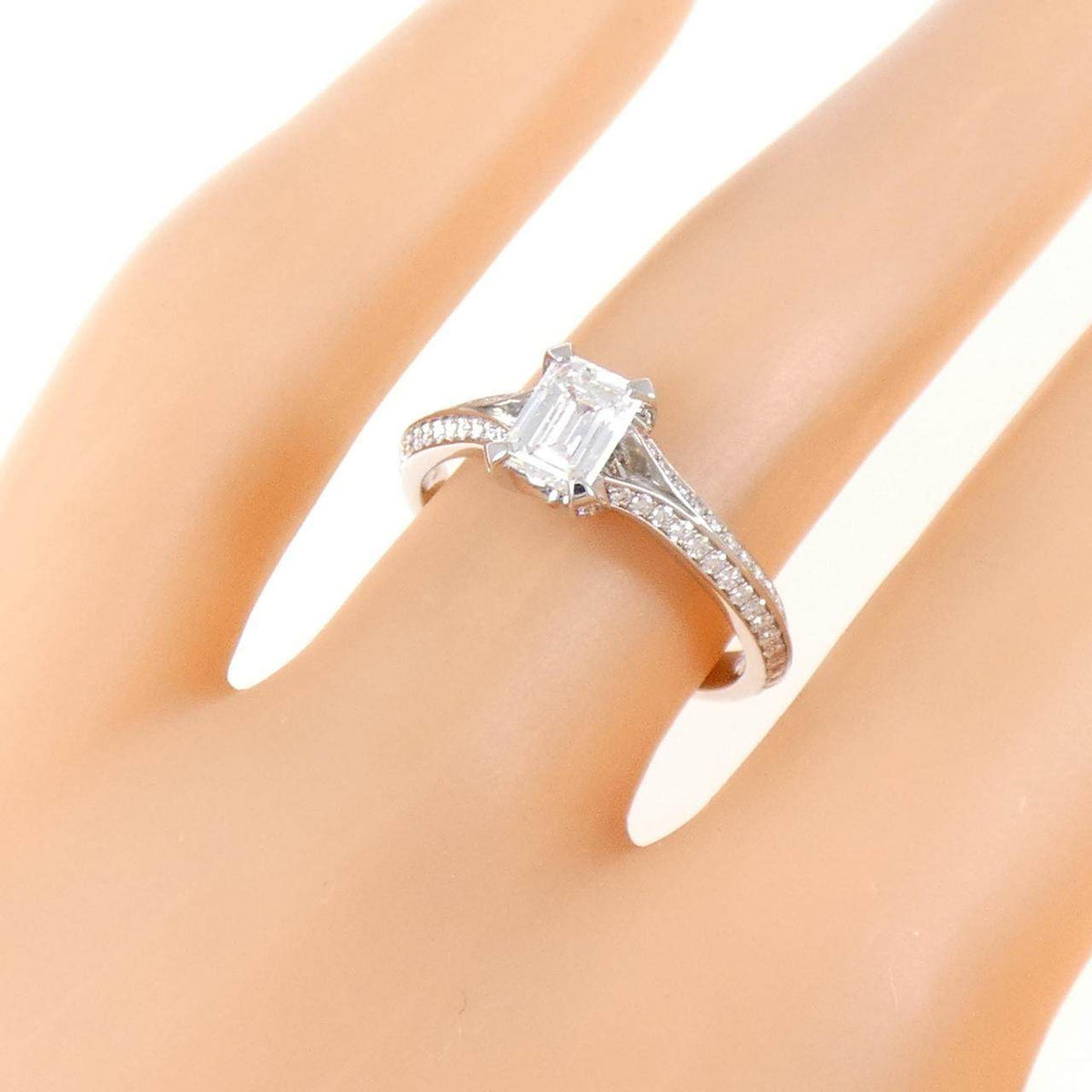 Graff Legacy Platinum Diamond Ring – packaging