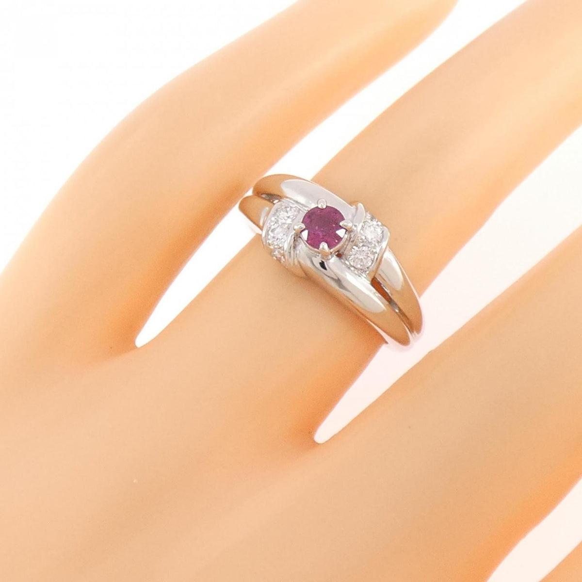 Pola Platinum Diamond Ruby Ring – packaging