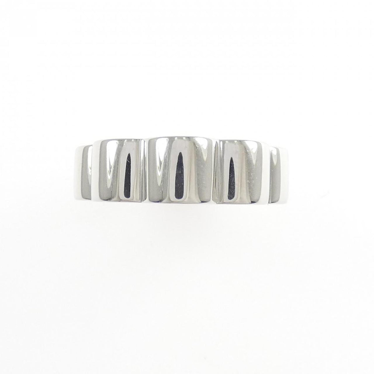 Chanel Profil De Camelia 18K White Gold Ring – side view