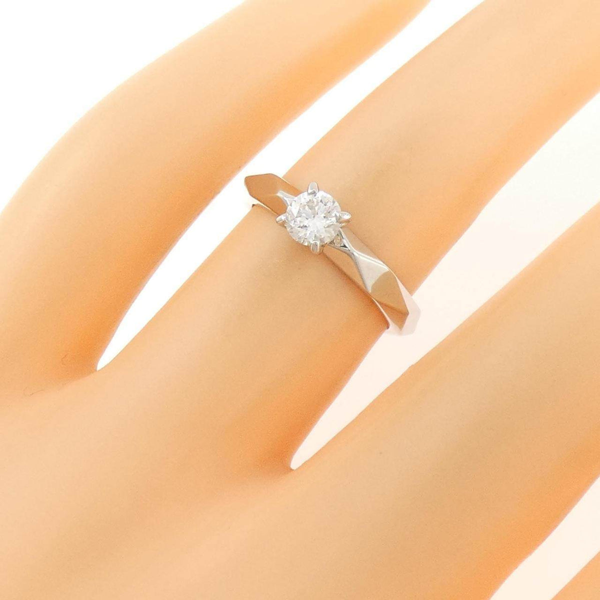 Boucheron Facette Platinum Diamond Solitaire Ring – packaging