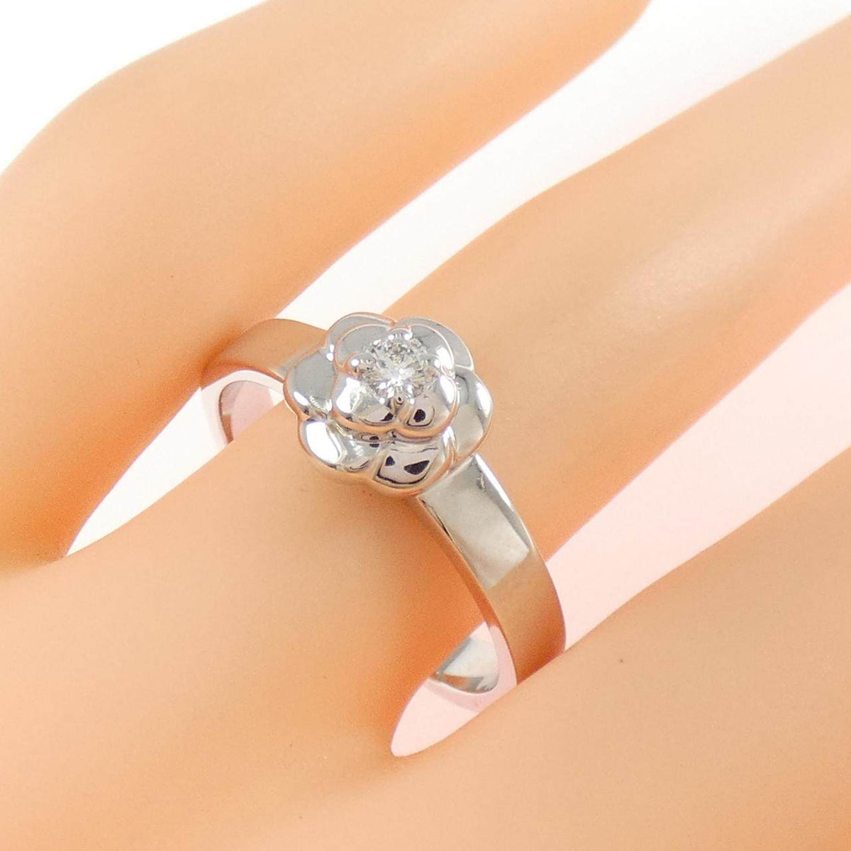Chanel Camelia 18K White Gold Diamond Ring – packaging