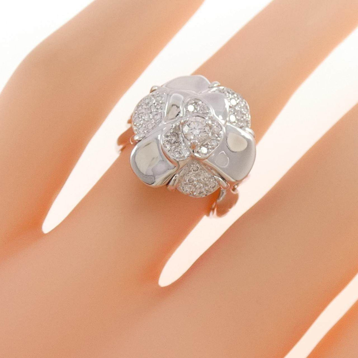 Chanel Camelia 18K White Gold Diamond Ring – packaging