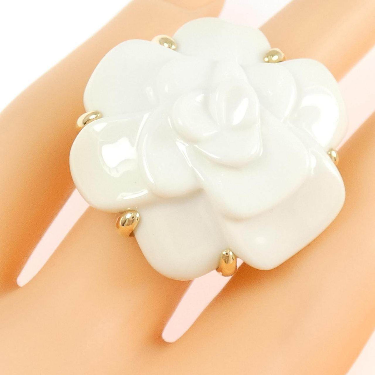 Chanel Camellia 18K Yellow Gold Diamond Ring – packaging