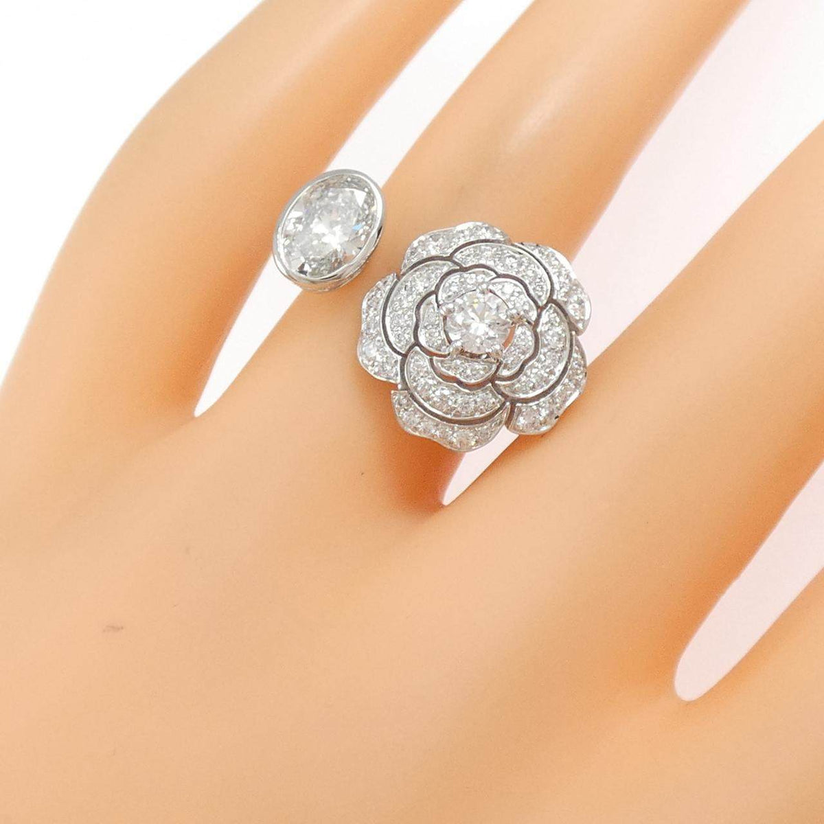 Chanel Camelia 18K White Gold Diamond Ring – packaging