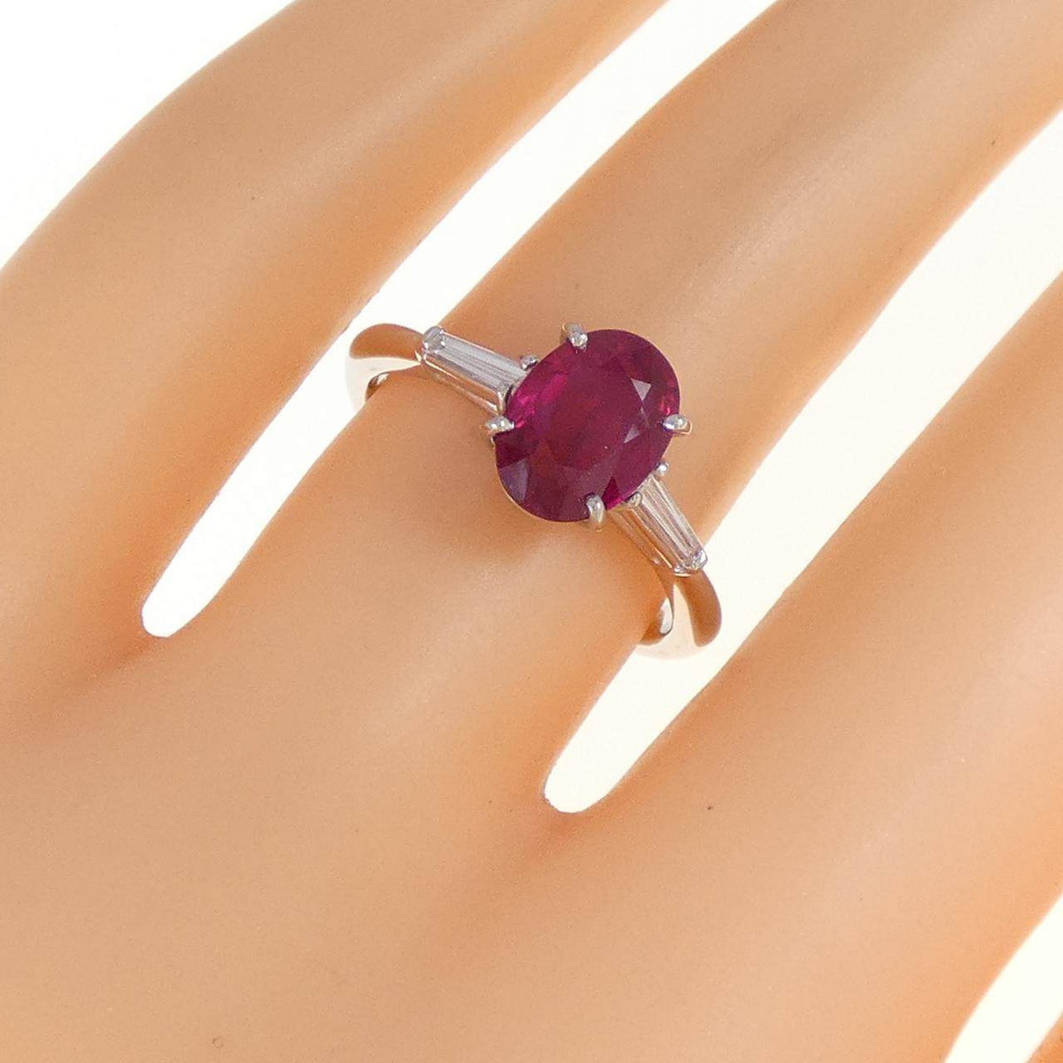 Queen Platinum Diamond Ruby Ring – packaging