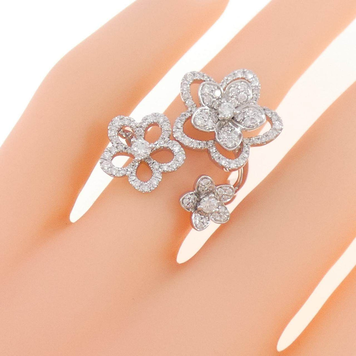 Graff Wild Flower Triple 18K White Gold Diamond Ring – packaging