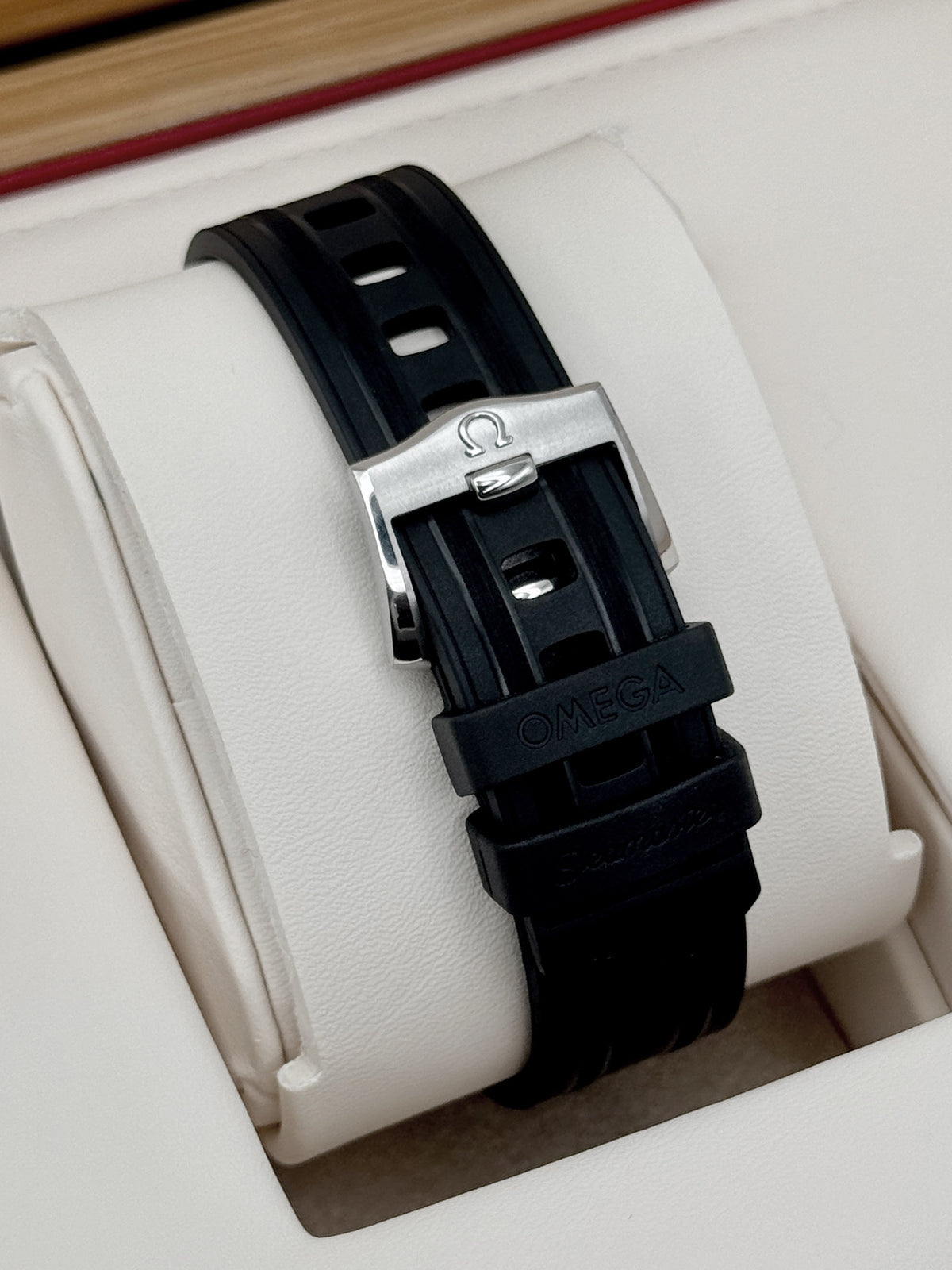 Omega Seamaster Diver 300M 42mm 210.22.42.20.01.001 Black Dial – dial close-up
