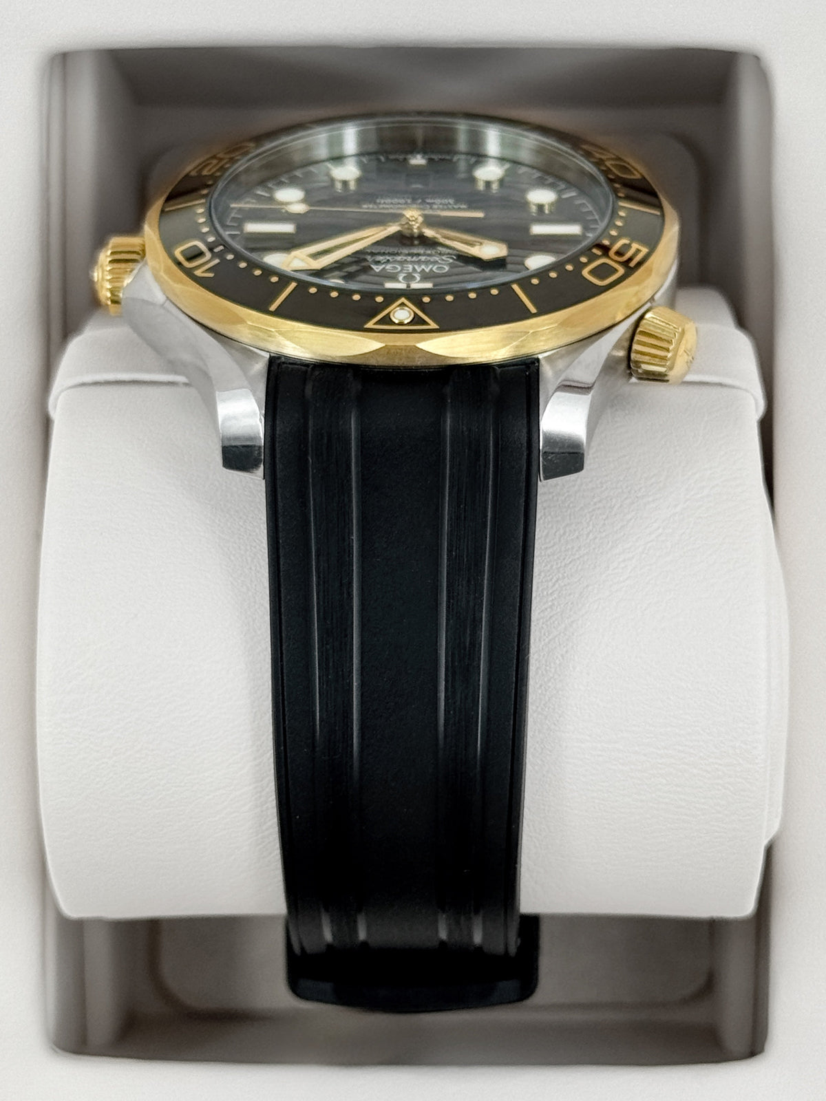 Omega Seamaster Diver 300M 42mm 210.22.42.20.01.001 Black Dial – bracelet and clasp