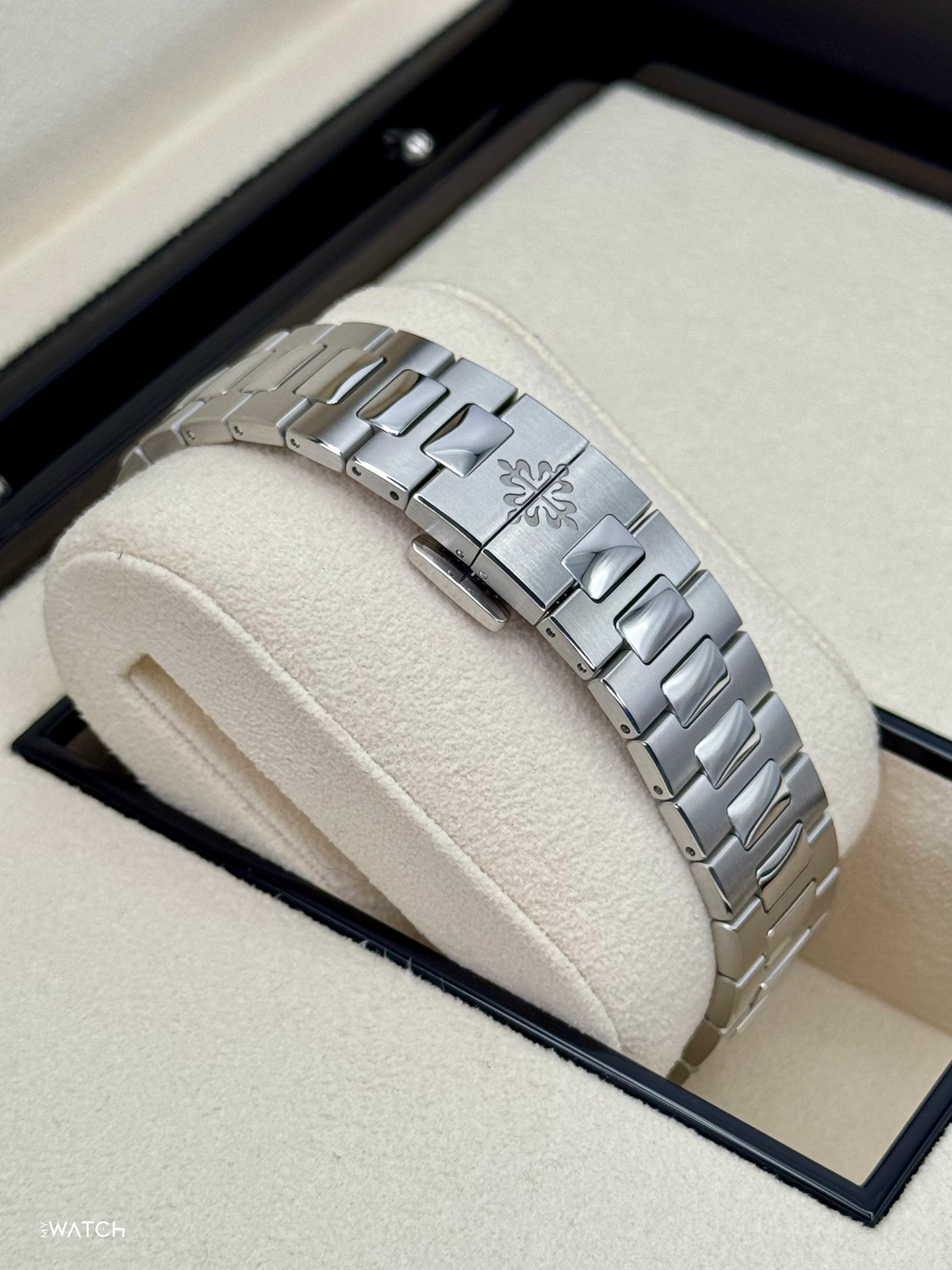 Patek Philippe Nautilus Travel Time Chronograph 40.5mm 5990/1A-011 Blue-Noir Dial – dial close-up